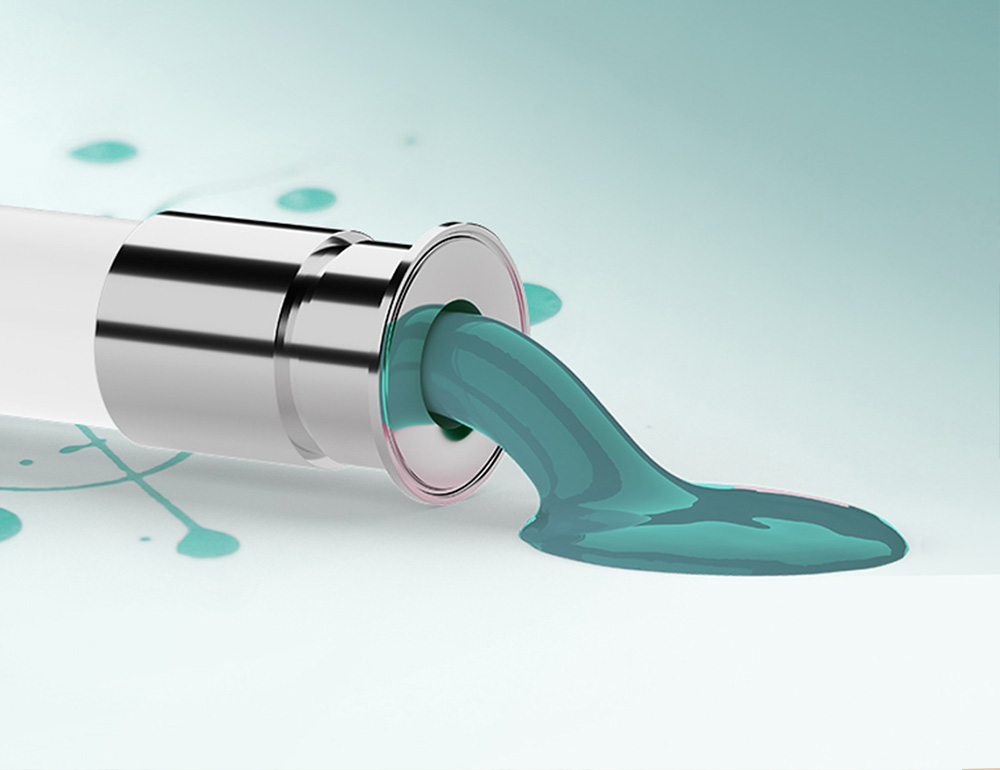 Närbild på en PTFE-slang i metallutförande där en turkos vätska rinner ut.