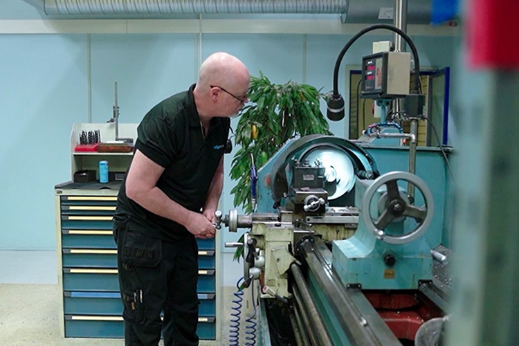 Svarv av rostfria rördelar