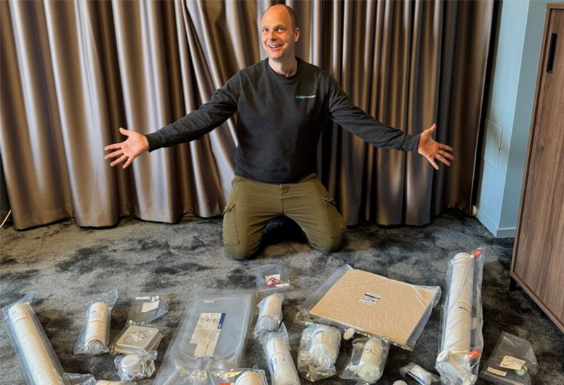 Patrik Andersson, filterexpert på Colly Flowtech, visar komponenter för industriell filtrering