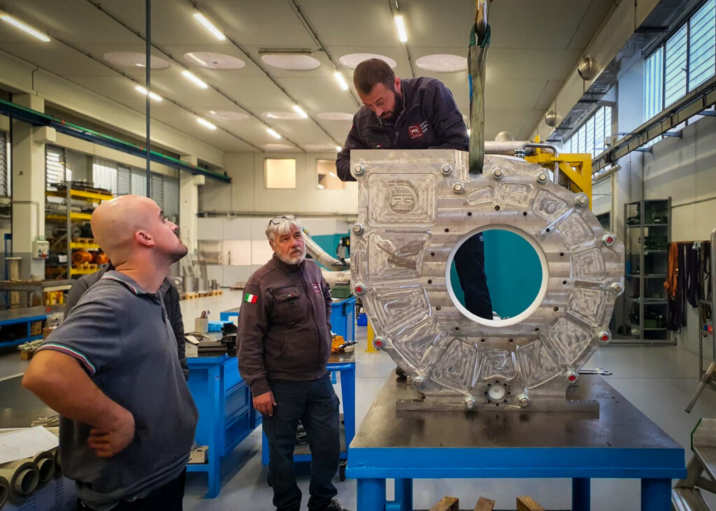 Teknisk inspektion av ett kraftigt pumphus för industriella termoplastiska pumplösningar vid Affetti Pumps fabrik.
