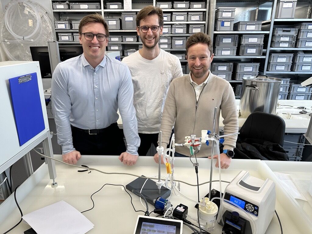 Representanter för samarbetet mellan Levitronix och Colly Flowtech samlade vid en demonstrationsenhet för centrifugal-pumpar med maglev-teknik