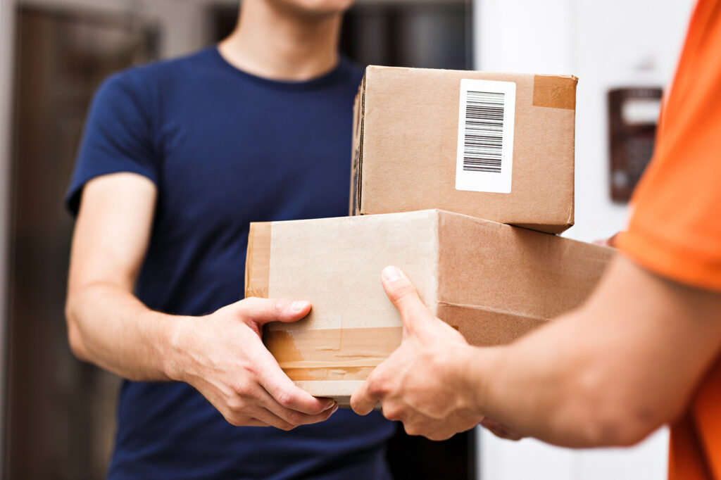 Närbild på säkra och punktliga leveranser av paket direkt till en nöjd kund.
