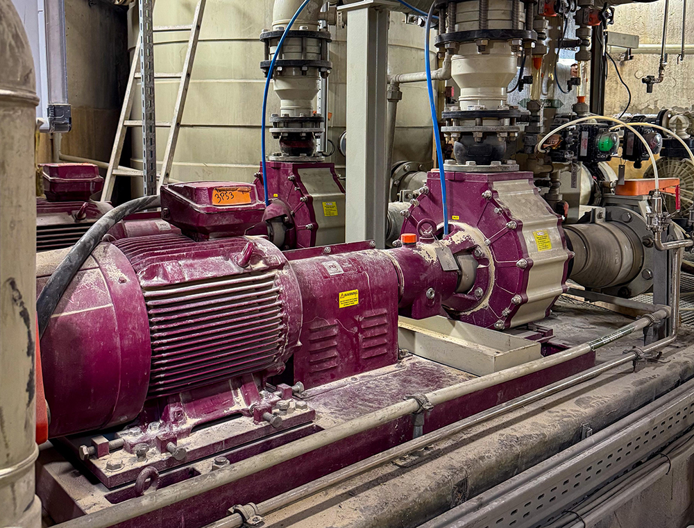 Industriella Affetti-pumpar installerade i ett värmeverk för rökgasrening, monterade direkt på befintliga rörsystem och bottenplattor utan ombyggnationer.