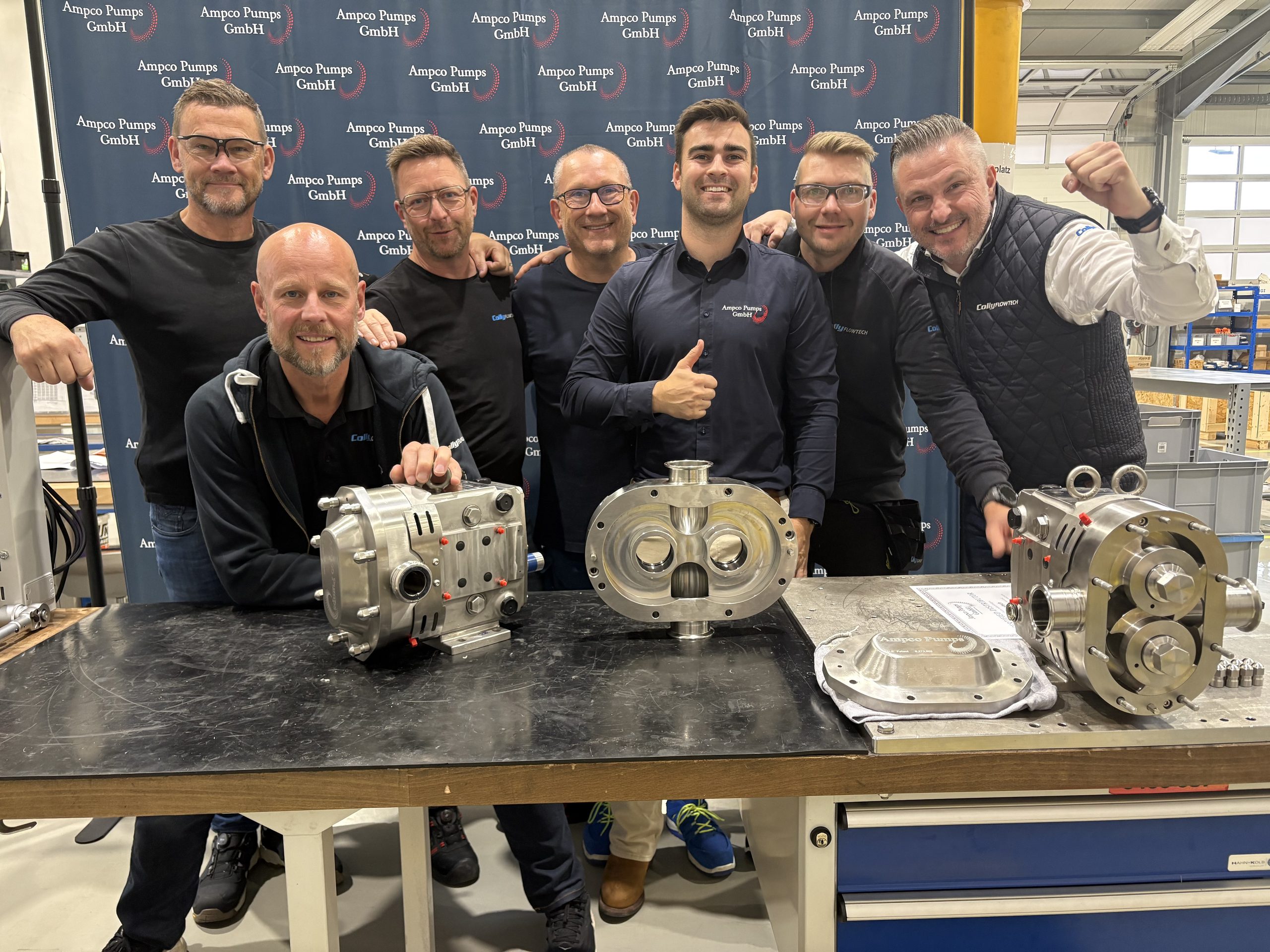Team från Colly Flowtech och Ampco Pumps samlade kring ZP3-kolvrotorpumpar.
