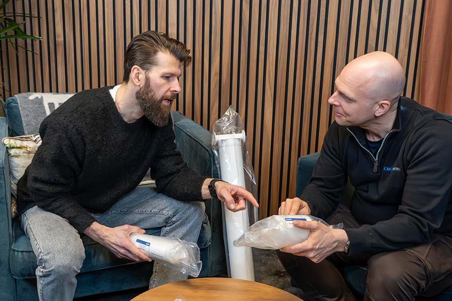 Två medarbetare (Emil Lundberg och Patrik Andersson) diskuterat ett filter.