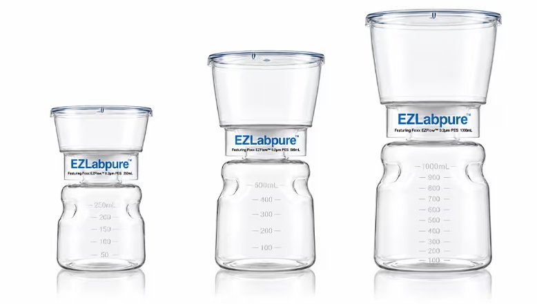 Tre EZLabpure sterila vakuumfilterenheter från Foxx Life Sciences med PES-membran i storlekarna 250, 500 och 1000 ml för laboratoriefiltrering.